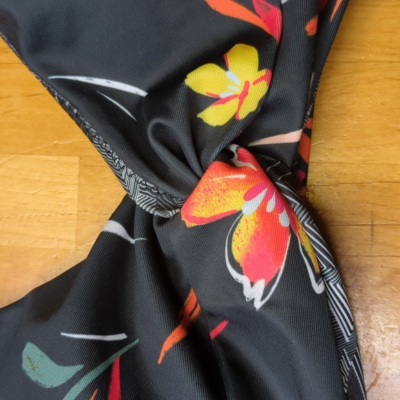 2/$25-Quintsoul Floral Bikini Twist Top Adjustable Straps & Low-rise Bottoms - Picture 14 of 15